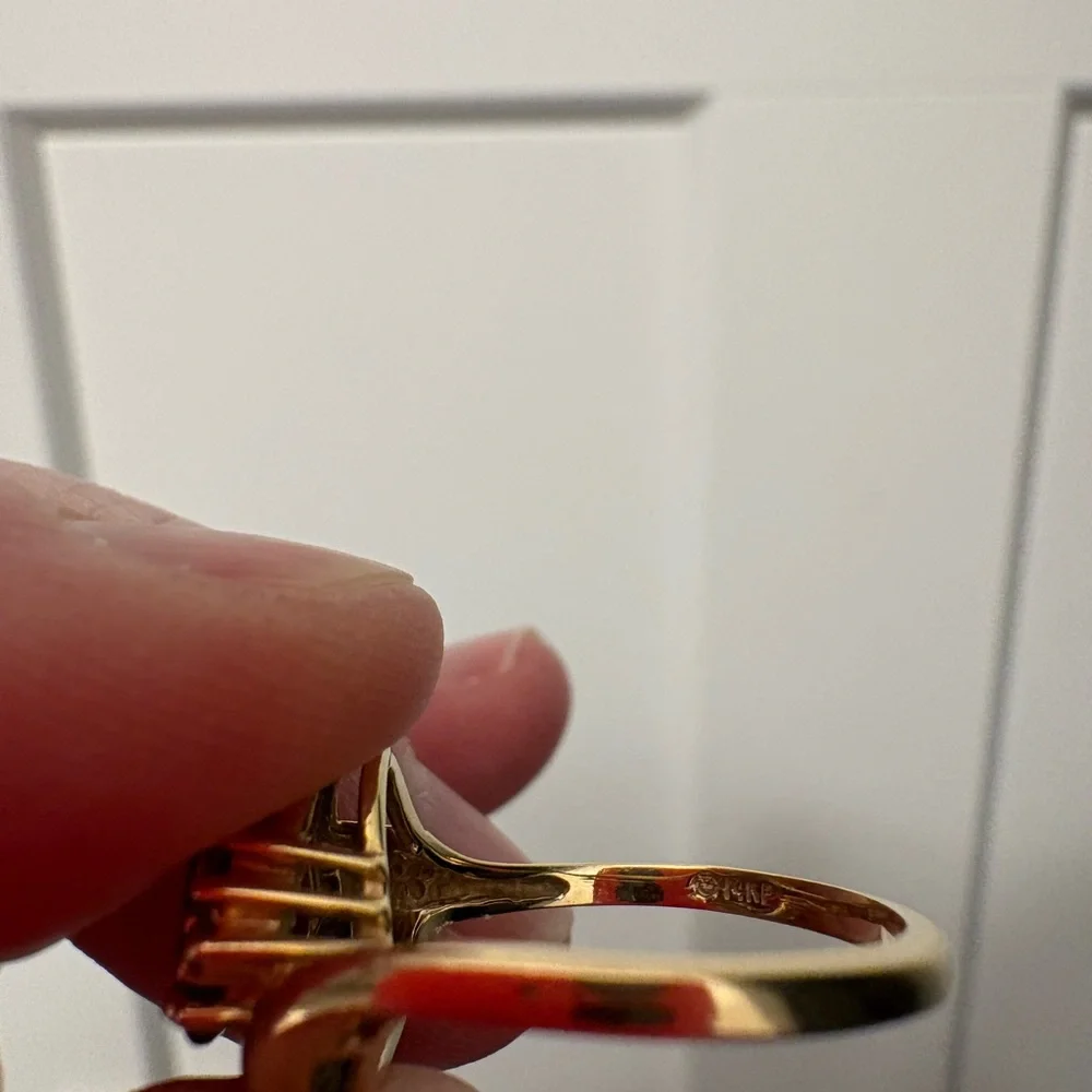 14K Gold Ring with Amethyst and Diamonds - Picture 4 of 6